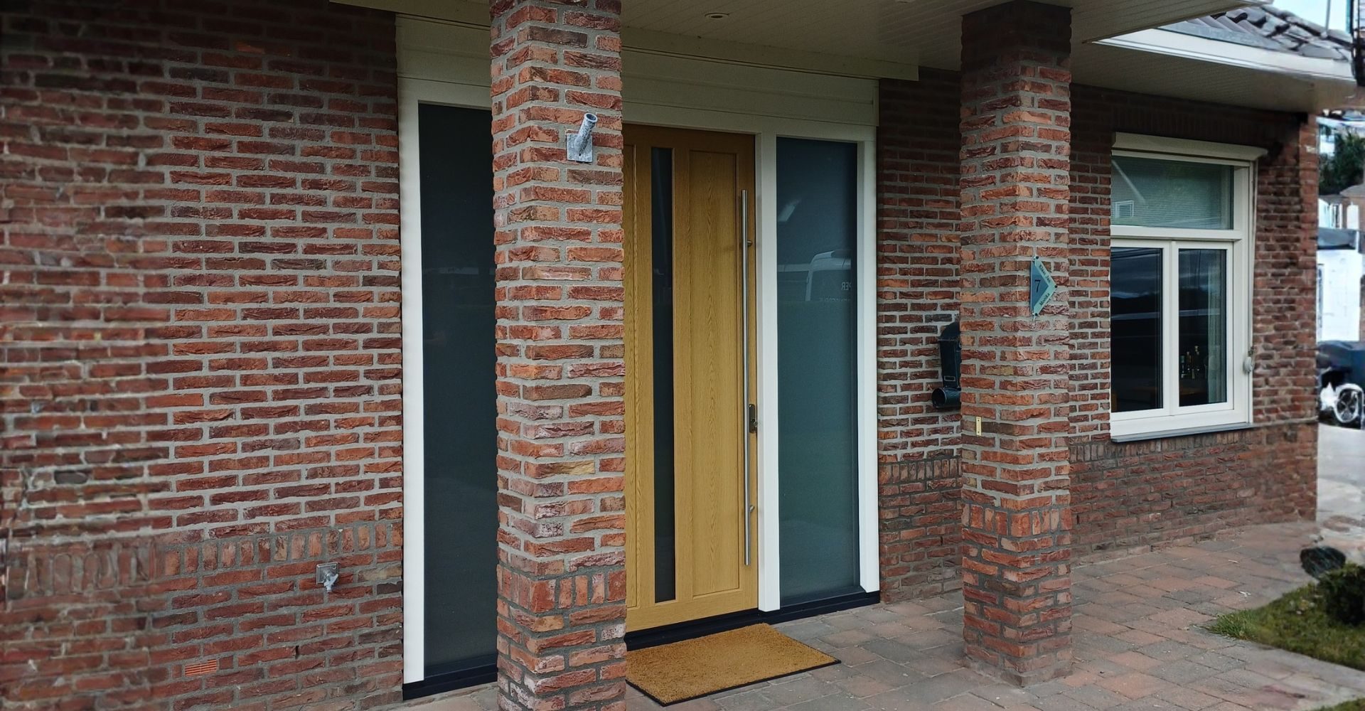 Vakkundig geplaatste voordeur en kozijnen door Design Kozijnen Groningen