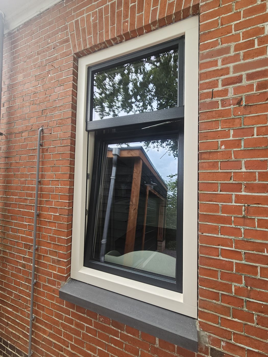 Antraciet kunststof kozijn detail Roodeschool – Design Kozijnen Groningen