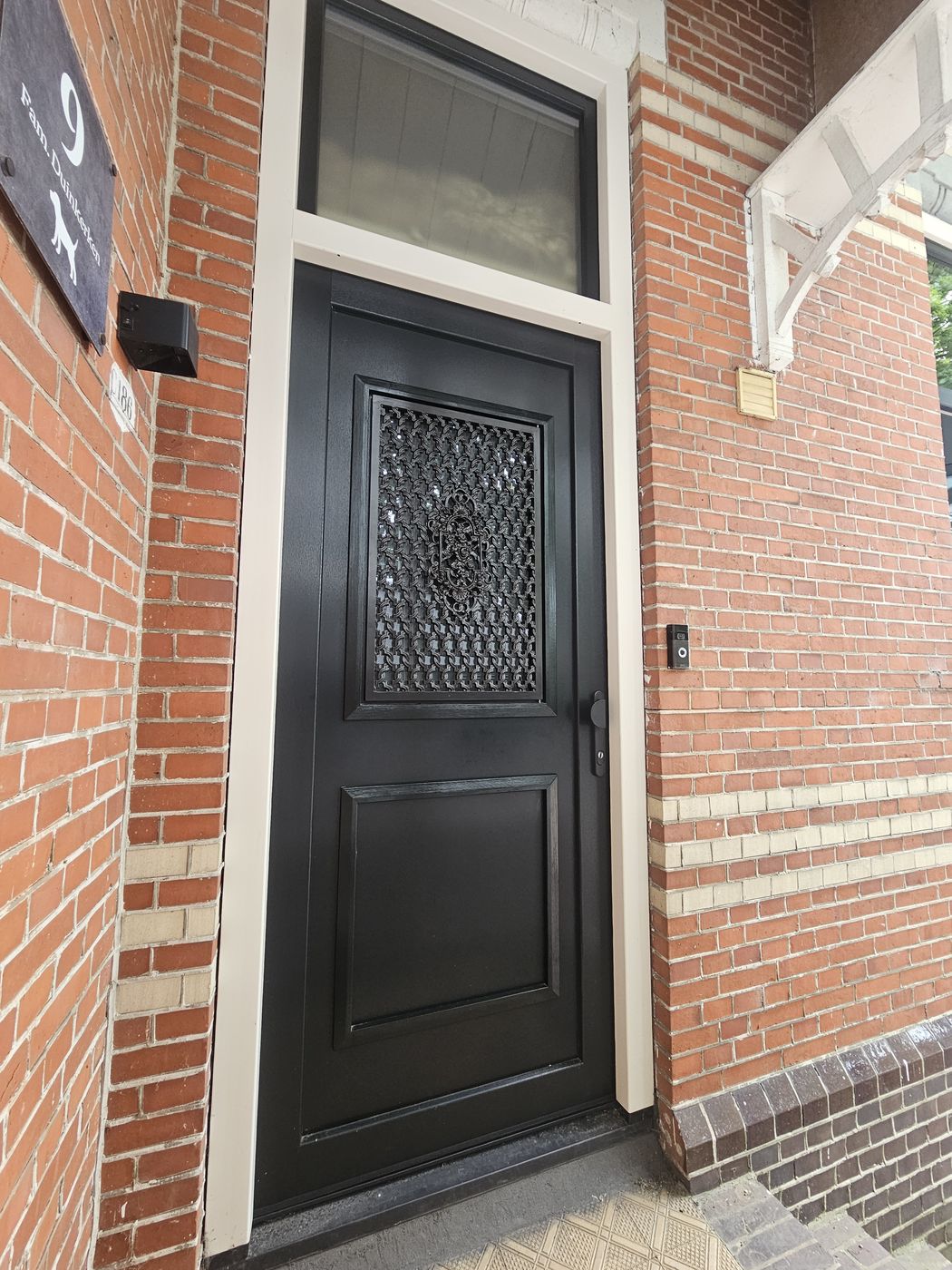 Voordeur detail karakteristieke woning Roodeschool – Design Kozijnen Groningen